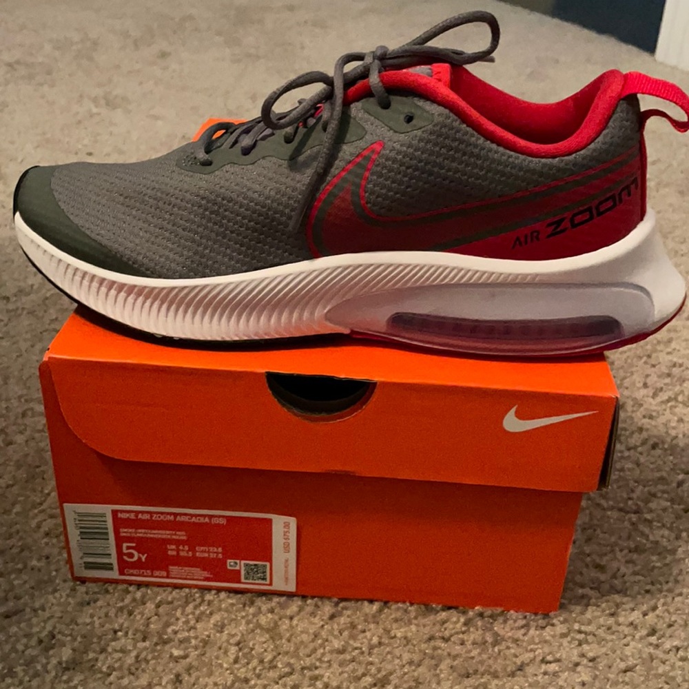 Boys Nike Air Zoom Arcadia Size 5 - Grey and Red